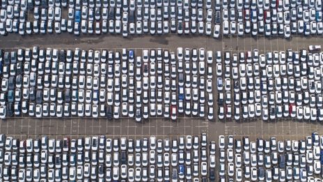 Великобритания ще забрани продажбата на нови конвенционални автомобили от 2030 г.