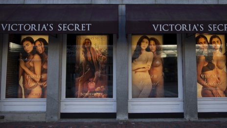 L Brands надвиши очакванията, докато Victoria’s Secret се сбогува с борсата