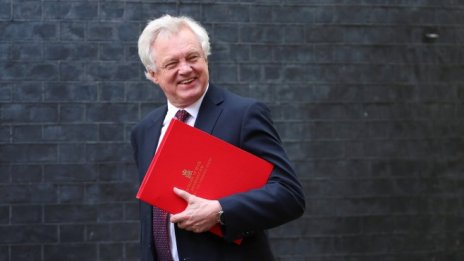 Mинистърът по Brexit Дейвид Дейвис подаде оставка