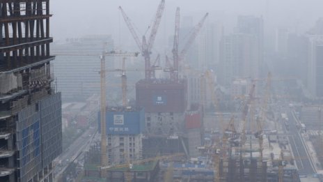 Ръстът на китайската икономика може да се свие до 6,9 на сто през 2015 г.