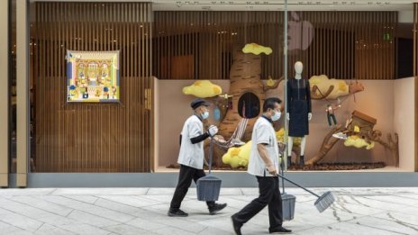 Без пътувания навън китайците похарчиха милиони за луксозни стоки в Хайнан