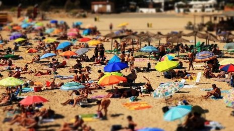 Държавата ще субсидира чартърните полети на чужди туристи с 35 евро на седалка