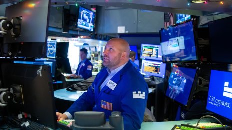 Нова порция корпоративни отчети тласна надолу щатските индекси