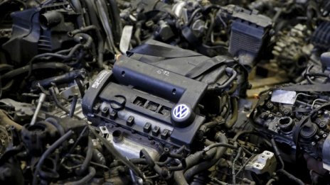 Volkswagen съкращава значително инвестициите си