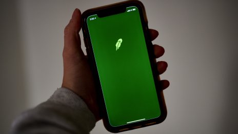 Печалбата на Robinhood потъна с една трета заради по-евтиния биткойн