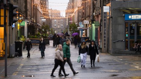 Продажбите на дребно във Великобритания намаляват повече от очакваното