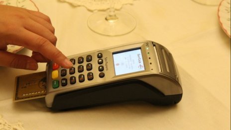 Две трети от потребителите у нас предпочитат да платят данъците си с карта