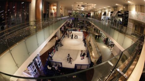 Продажбите на компютри и лекарства подкрепиха търговията през юли