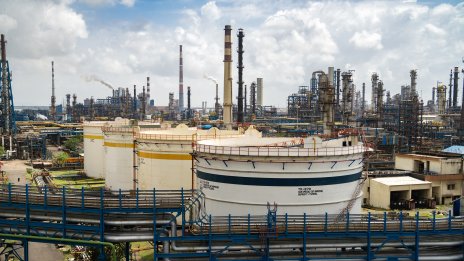 Петролът поевтинява на фона на сътресенията във Фед и рисковете за доставките*