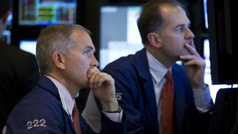 Dow изтри 350 пункта в сесия, белязана от разпродажба на технологични и банкови акции