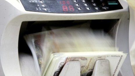 Ръстът на спестяванията на бизнеса и населението забавя леко темпото си