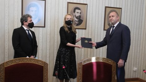 Президентът връчи мандата на "Има такъв народ", те го върнаха*