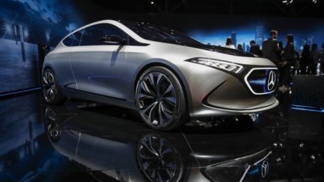 Mercedes атакува компактния сегмент с електрическия EQA