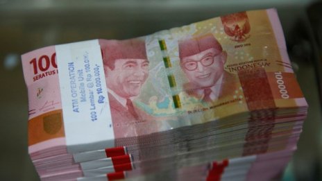 Централната банка на Индонезия вдигна лихвите в опит да защити валутата си