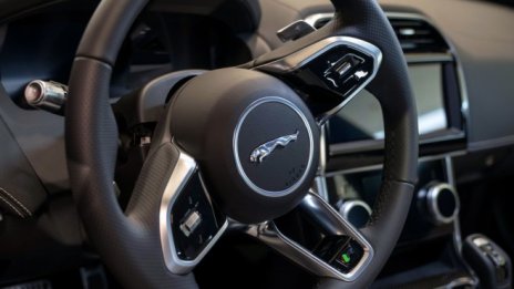 Директорът по продажби и маркетинг в Jaguar Land Rover подаде оставка