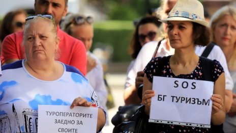 Туроператори протестират заради новите правила за изплащане на субсидии