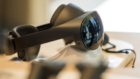 Apple забавя AR очилата, планира по-евтини джаджи за смесена реалност