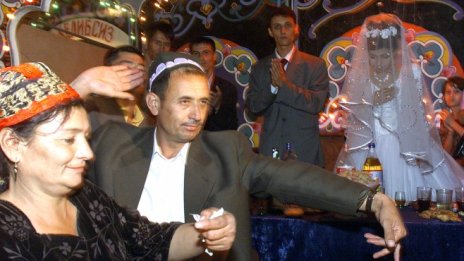 Узбекистан слага край на разточителните сватби