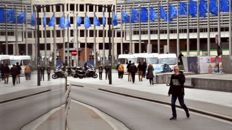 Държавите в ЕС да внимават какви дългове поемат, предупреждава ЕК