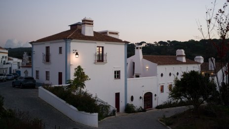 Най-известният дизайнер на обувки се бори да спаси португалско градче от свръхтуризма