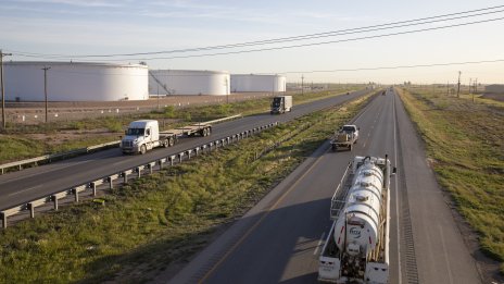 Цените на петрола се насочват към най-големия си месечен спад от септември насам*