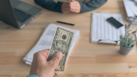 Фирмите за бързи кредити губят клиенти заради банките, но печелят доверие