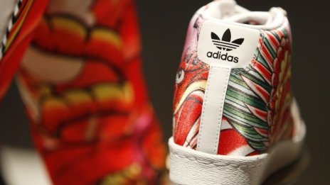 Adidas ще отчете по-високи годишни продажби от очакваното