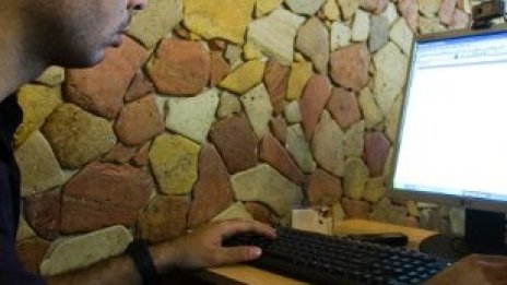 Иран слага ислямска бурка на интернет  