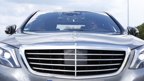 Битката между Mercedes и BMW се пренасочва към електромобилите