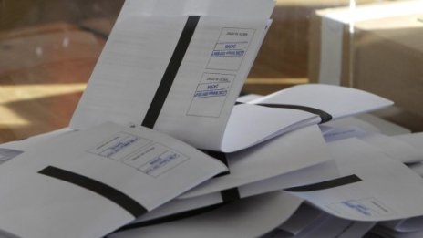 Опашки от гласуващи в чужбина и недостатъчен брой бюлетини