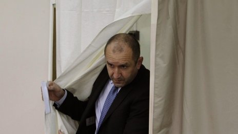 Румен Радев печели първия тур на президентските избори