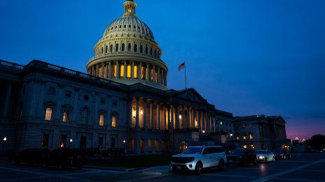 Защо спирането на работата на американското правителство вече е рутина?