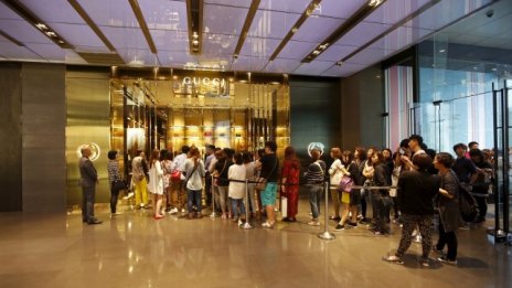 Китайци се редят на опашки заради големи намаления на Gucci