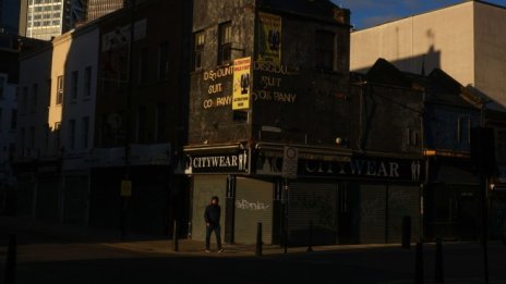 Рискът от рецесия на Острова отслабва благодарение на по-малък спад на БВП