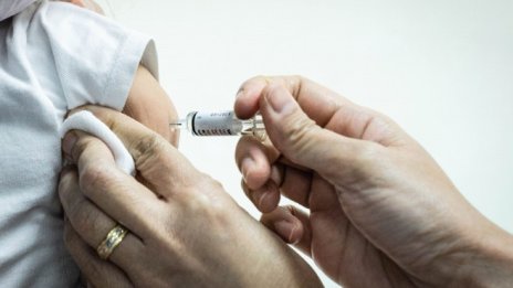 Ваксината на Оксфорд и AstraZeneca ще бъде тествана и върху деца