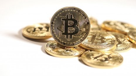 Цената на биткойна се насочва към историческите 50 хил. долара