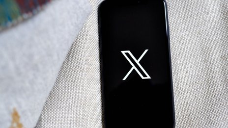 Социалната мрежа X ще събира биометрични данни и трудова история от потребителите