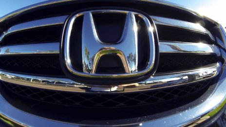 Падащата цена на бензина в САЩ води до скок в продажбата на коли