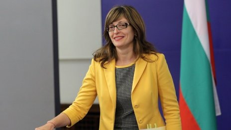 Захариева: За първи път ЕК е толкова конкретна в мониторинговия доклад за нас