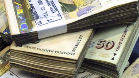 Хазната излиза леко на зелено за първото полугодие 