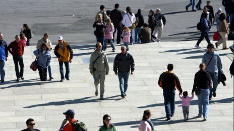 Безработицата в България продължава стабилно да намалява