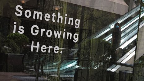 Градовете се нуждаят от хора, хората се нуждаят от жилища. И двете трябва да почакат