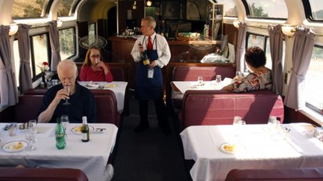 Как американската Amtrak губи милиони от безплатни храни и напитки