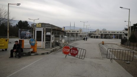 Митниците обработват ръчно документите