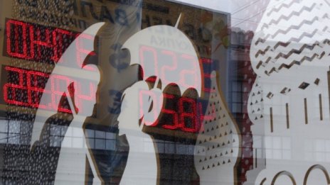 Рублата и акциите на руски гиганти поевтиняха заради новите американски санкции