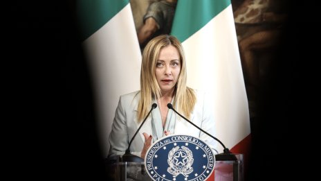 Италия обмисля продажбата на дялове в държавни компании, за да събере пари