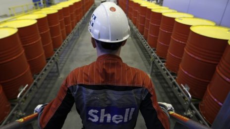 Печалбата на Shell се срина наполовина