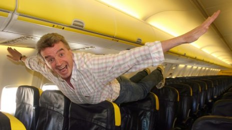 Как авиокомпаниите печелят от допълнителни стоки и услуги