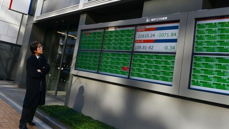 Акциите в Азия продължиха глобалното покачване при рисковите активи
