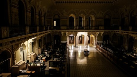 Блокираната чуждестранна помощ за Украйна накара централната банка да спре с разхлабването